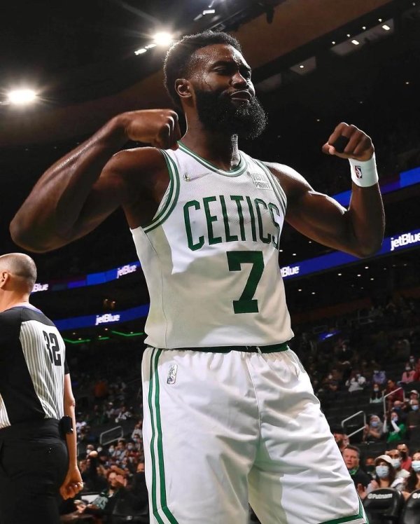 巅峰国际官网 NBA丨1米98探花杰伦-布朗本赛季渐显“乔丹”风范！