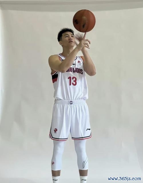 郭艾伦坚守13号球衣 广州队称其为青年楷模